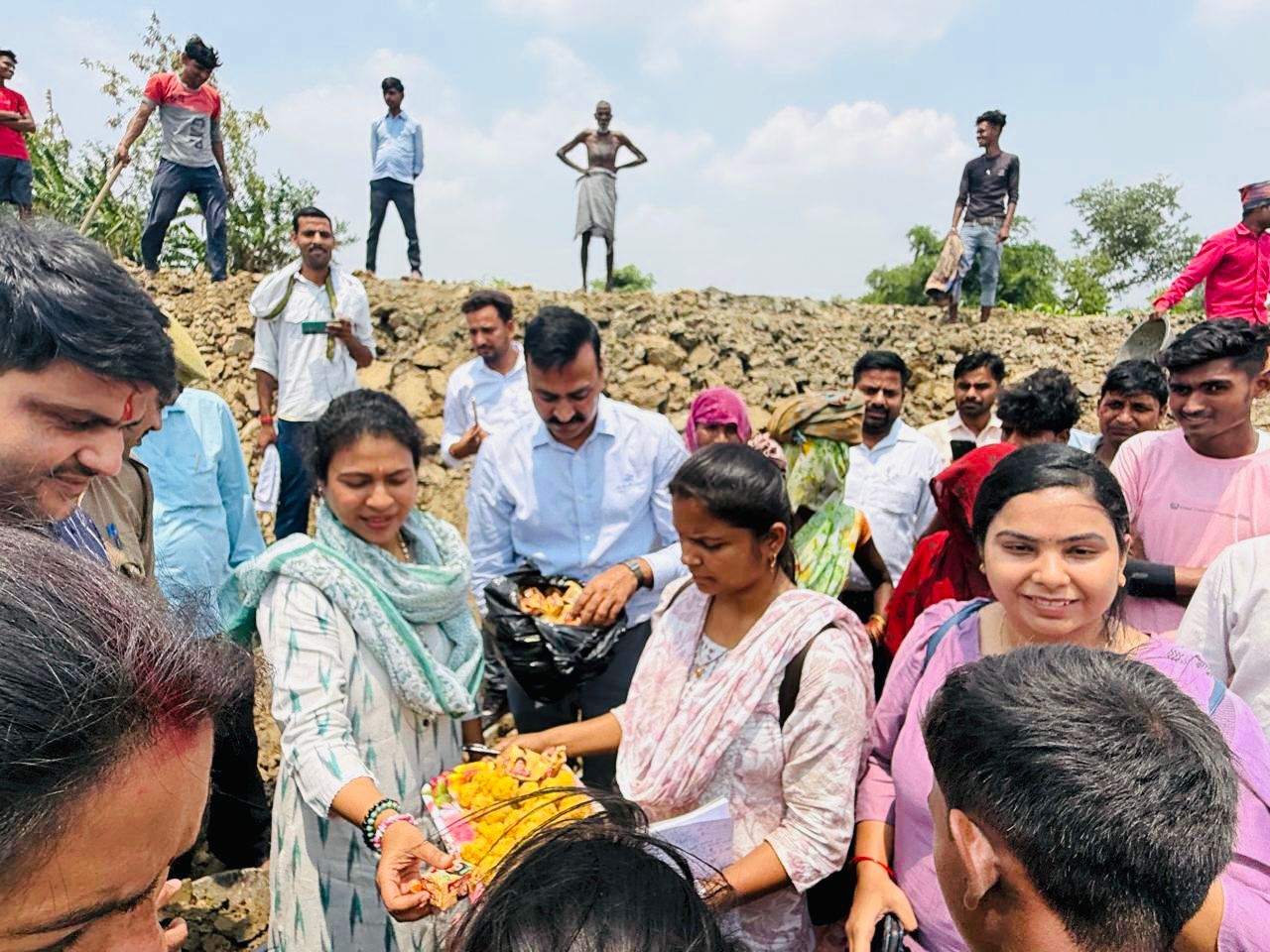 ग्रामीणों के साथ मिठाई खाती डीएम दुर्गा शक्ति नागपाल ग्रामीणों के साथ मिठाई खाती डीएम दुर्गा शक्ति नागपाल