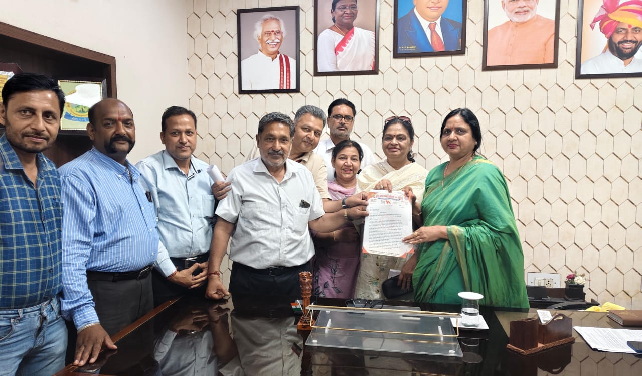 महापौर को मांगपत्र देते हुए व्यापारी महापौर को मांगपत्र देते हुए व्यापारी