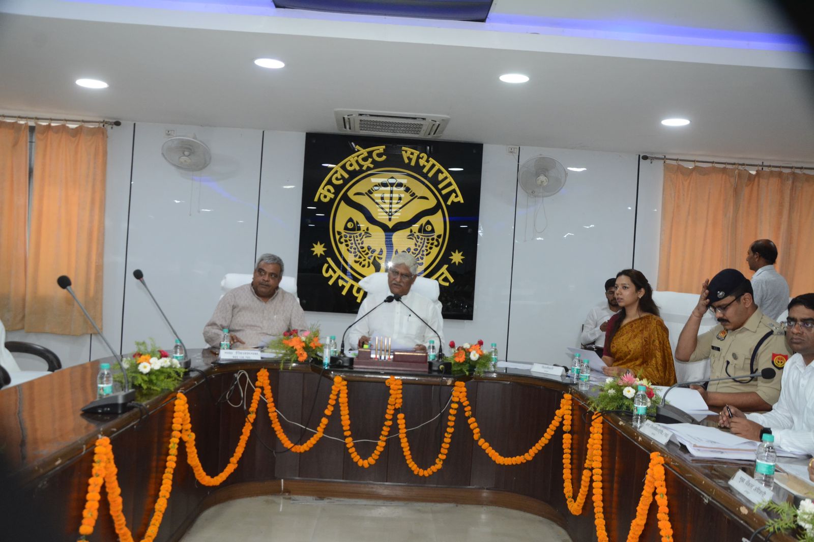 पत्रकार वार्ता करते प्रभारी मंत्री जसवंत सैनी पत्रकार वार्ता करते प्रभारी मंत्री जसवंत सैनी