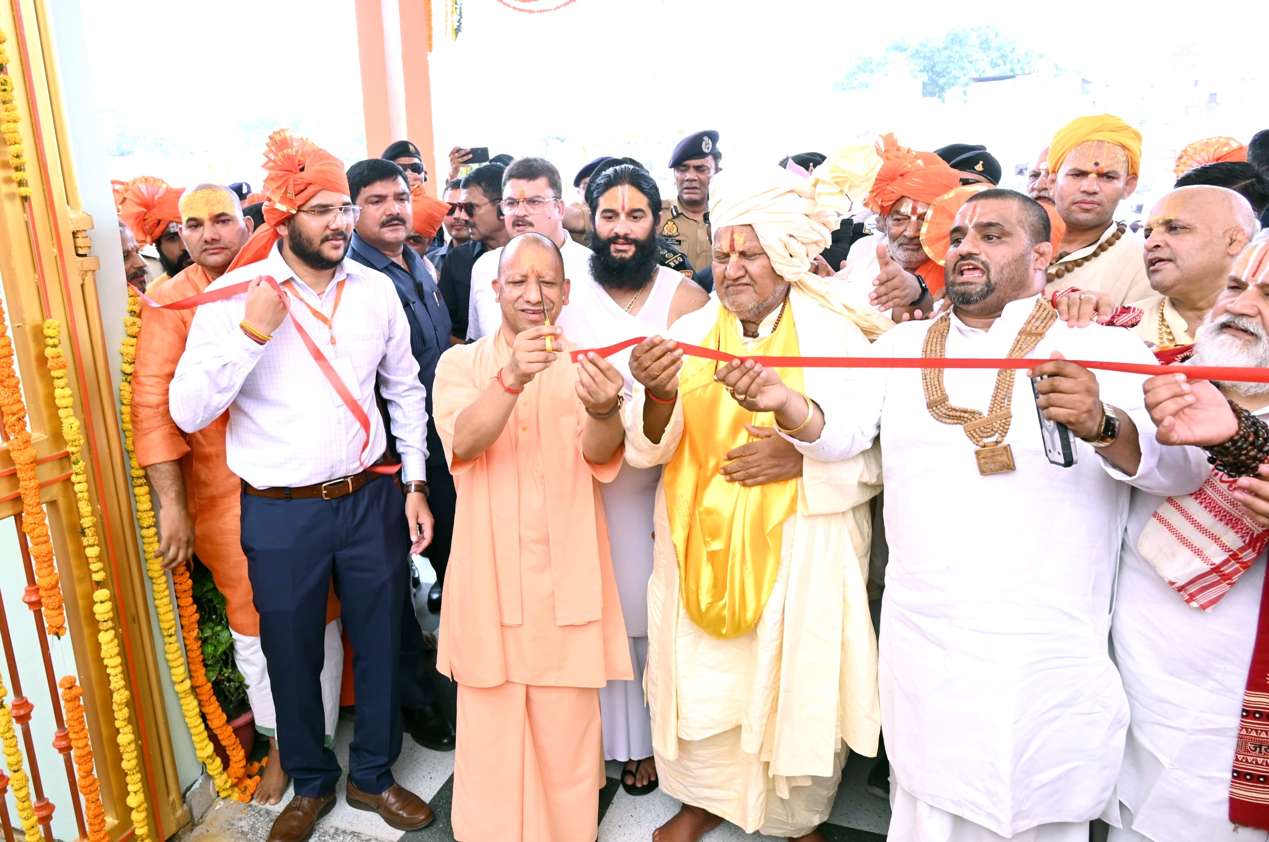 भक्ति, शक्ति, बुद्धि और युक्ति का संगम है हनुमानगढ़ी : योगी आदित्यनाथ