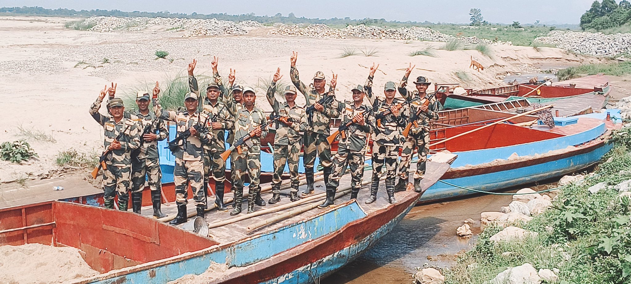 भारत-बांग्लादेश सीमा पर जब्त चार स्टील नावों की तस्वीर। भारत-बांग्लादेश सीमा पर जब्त चार स्टील नावों की तस्वीर।