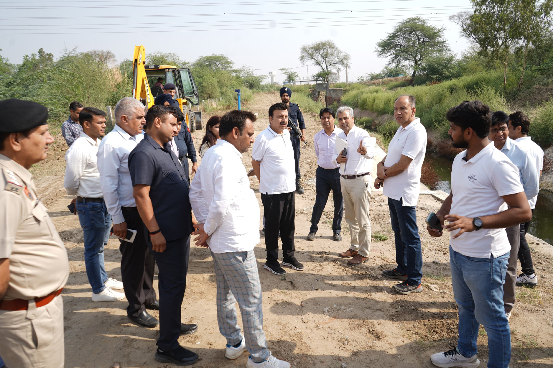 गुरुग्राम से झज्जर के बीच एसटीपी चैनल के निरीक्षण के दौरान अधिकारियों से चर्चा करते मंत्री राव नरबीर सिंह। गुरुग्राम से झज्जर के बीच एसटीपी चैनल के निरीक्षण के दौरान अधिकारियों से चर्चा करते मंत्री राव नरबीर सिंह।