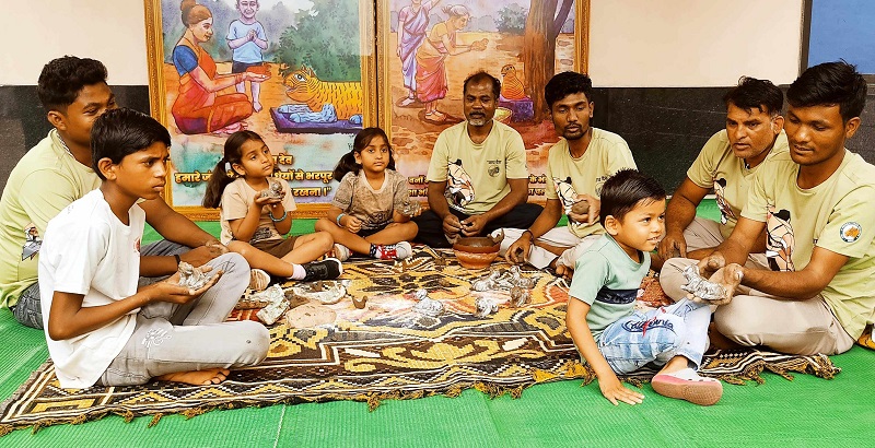 मप्र के पेंच टाइगर रिजर्व में नया अभियान “बाघदेव’’ शुरू मप्र के पेंच टाइगर रिजर्व में नया अभियान “बाघदेव’’ शुरू