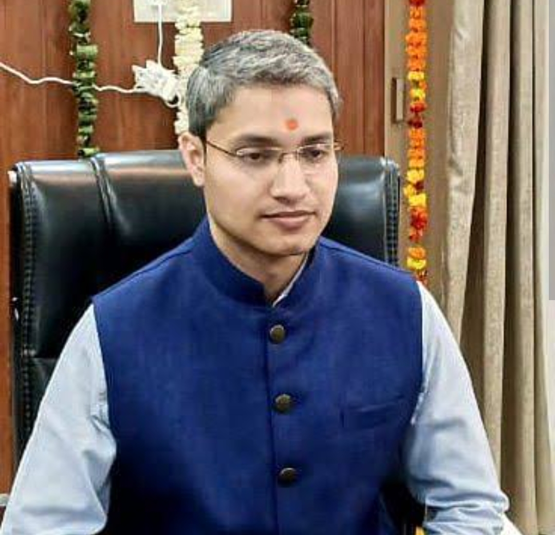 जानकारी देते हुए जिलाधिकारी रविन्द्र सिंह जानकारी देते हुए जिलाधिकारी रविन्द्र सिंह