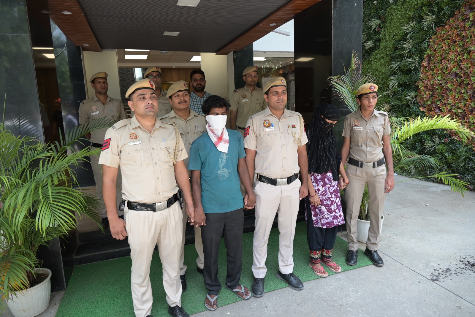 हत्या के मामले में गिरफ्तार दंपति की फोटो हत्या के मामले में गिरफ्तार दंपति की फोटो