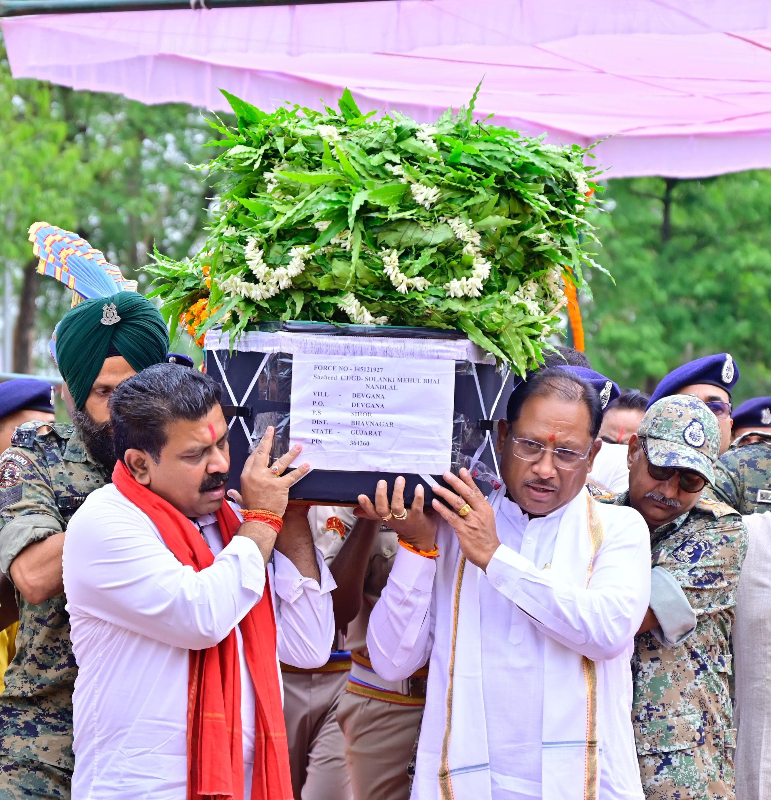 बलिदान सीआरपीएफ कोबरा बटालियन के कांस्टेबल सोलंकी मेहुल भाई नंदलाल के पार्थिव शरीर को कंधा देते मुख्यमंत्री विष्णु देव साय और प्रदेश के गृह मंत्री विजय शर्मा बलिदान सीआरपीएफ कोबरा बटालियन के कांस्टेबल सोलंकी मेहुल भाई नंदलाल के पार्थिव शरीर को कंधा देते मुख्यमंत्री विष्णु देव साय और प्रदेश के गृह मंत्री विजय शर्मा