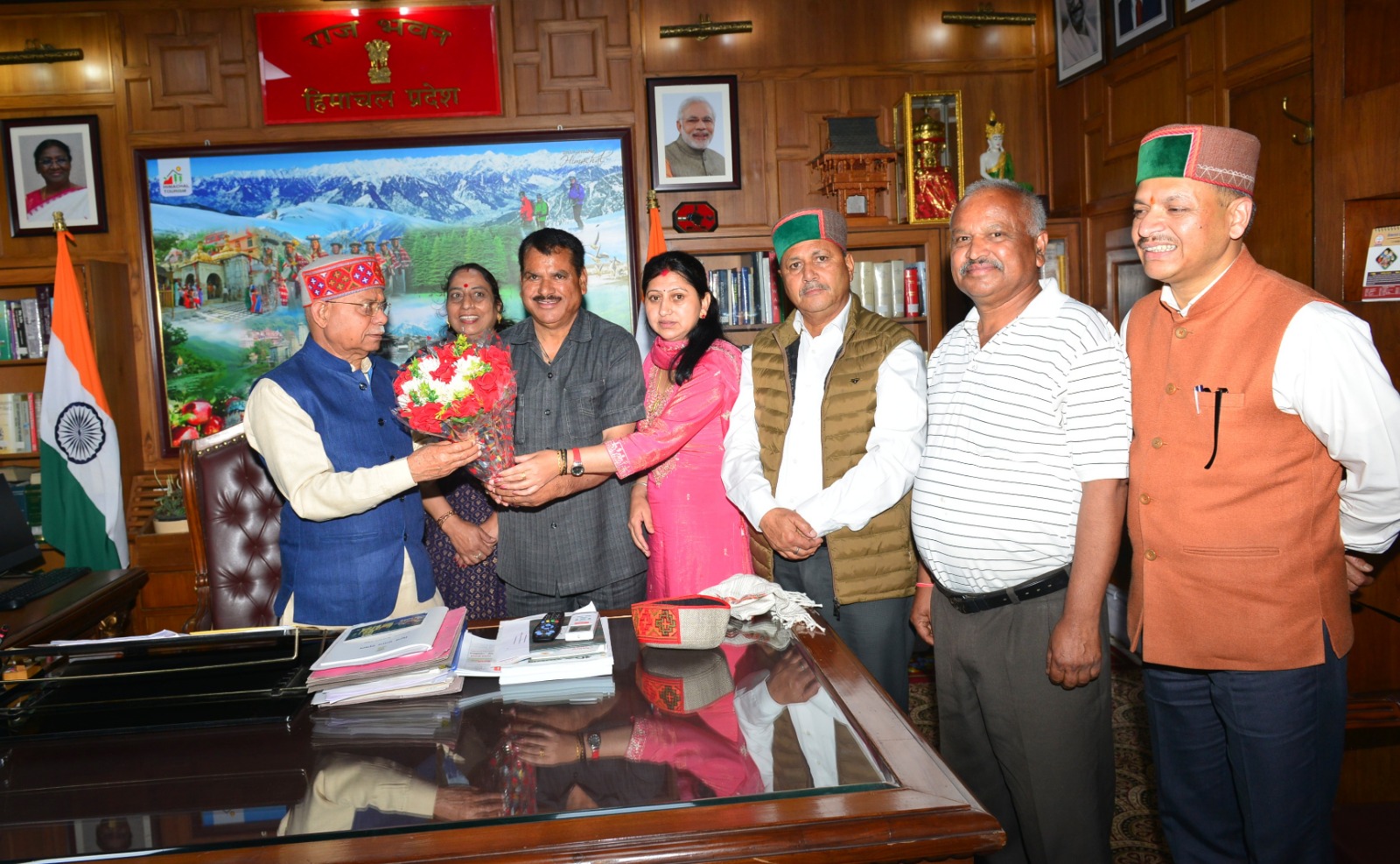 राज्यपाल को मांग पत्र सौंपते राज्यपाल को मांग पत्र सौंपते