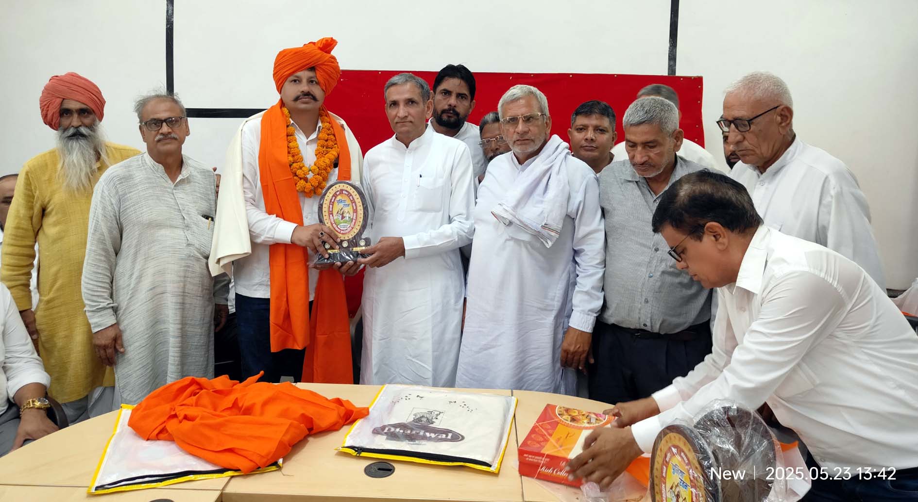 बार उप प्रधान विकास पूनिया को सम्मानित करते खाप पदाधिकारी। बार उप प्रधान विकास पूनिया को सम्मानित करते खाप पदाधिकारी।