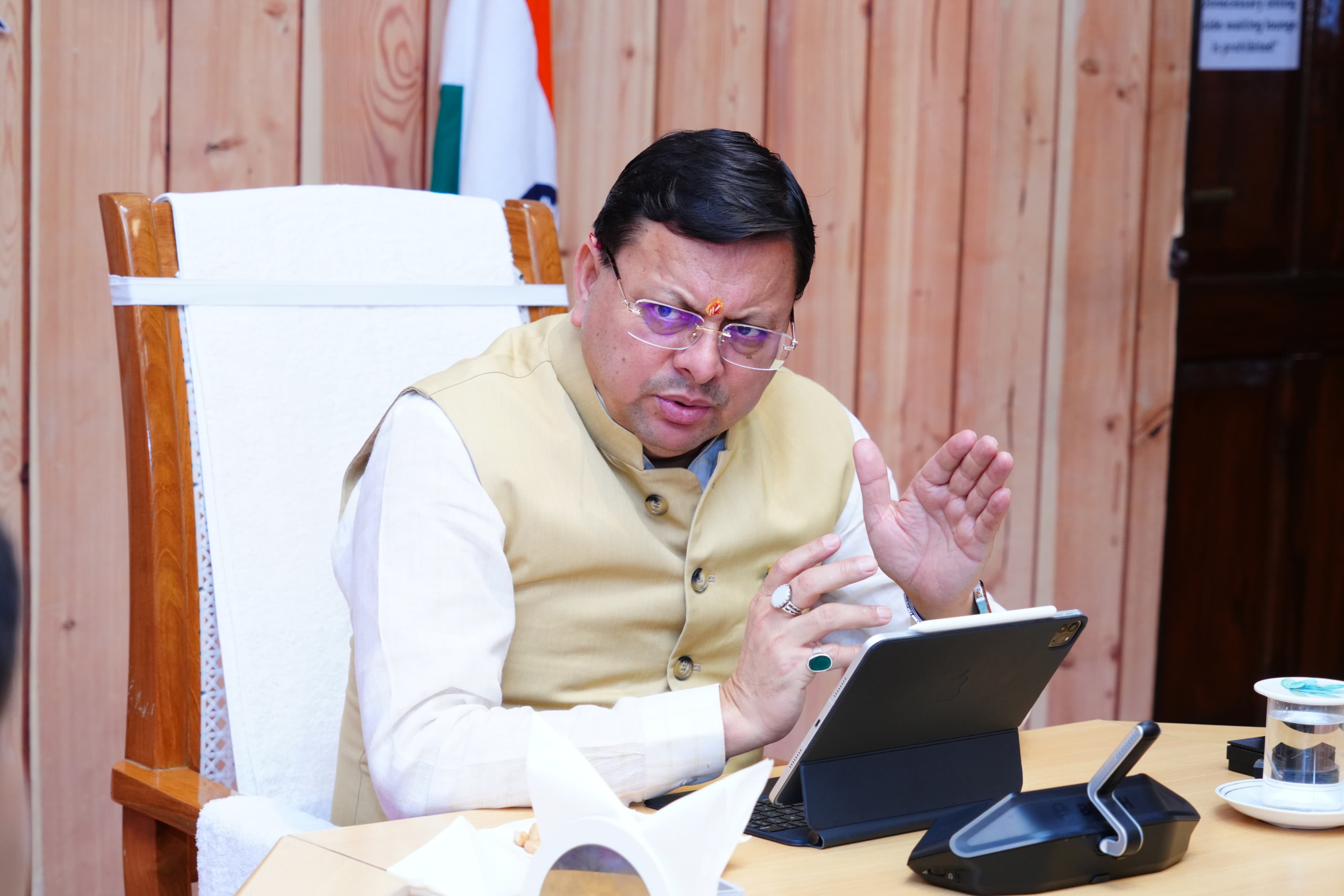 मुख्यमंत्री पुष्कर सिंह धामी मुख्यमंत्री आवास में अधिकारियों की बैठक लेते। मुख्यमंत्री पुष्कर सिंह धामी मुख्यमंत्री आवास में अधिकारियों की बैठक लेते।