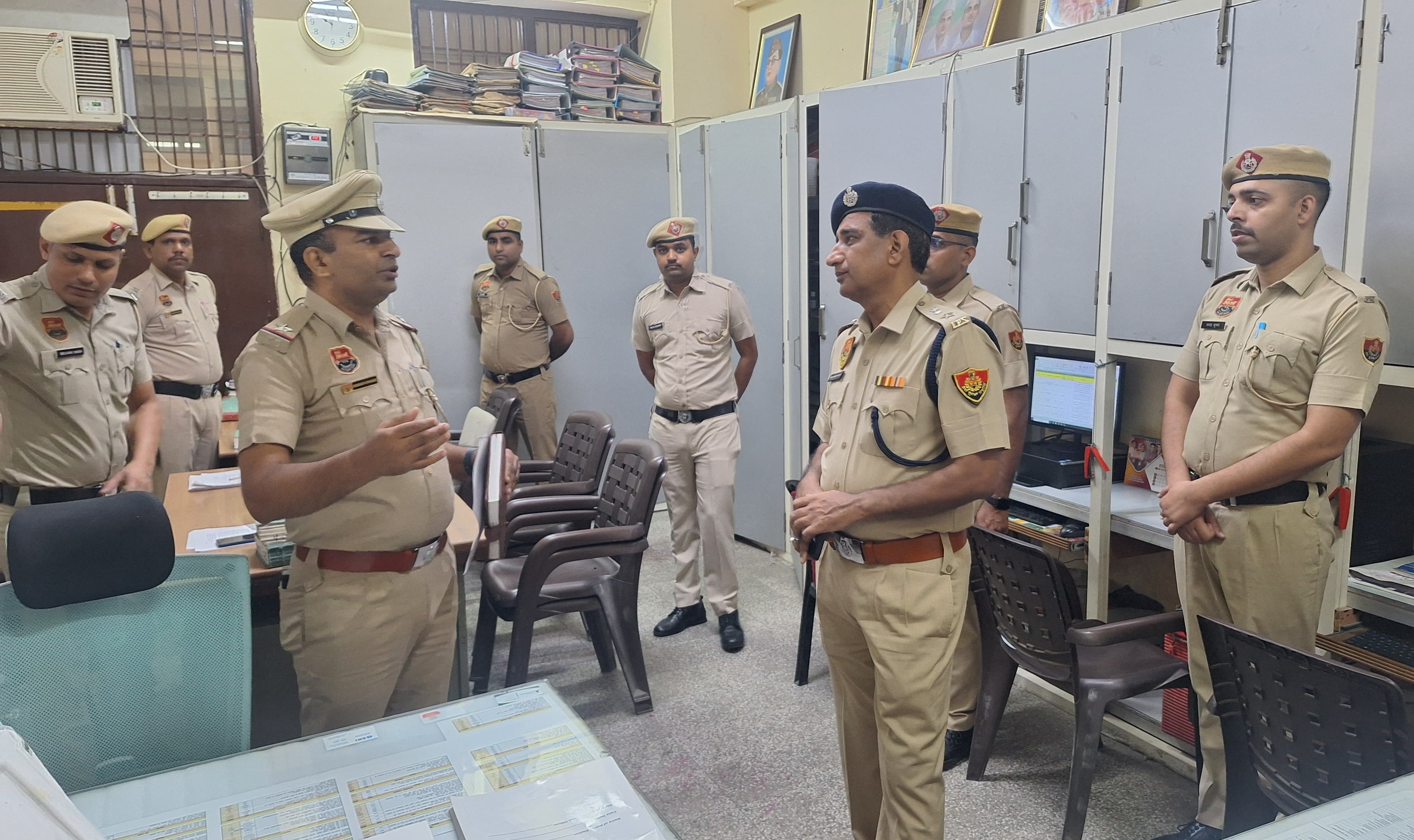 सुरक्षा शाखा का निरीक्षण करते एसपी भूपेंद्र सिंह