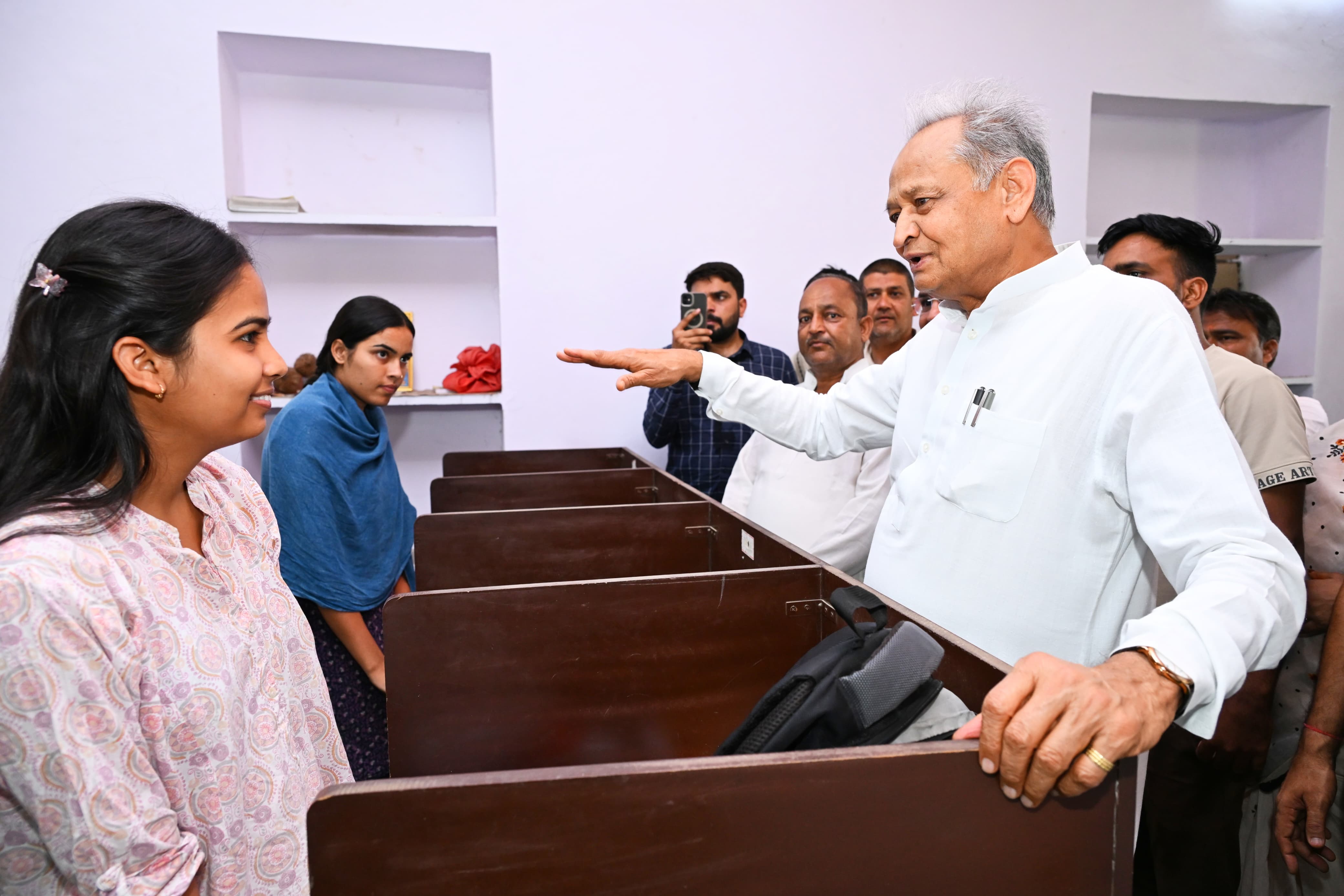 पूर्व मुख्यमंत्री अशोक गहलोत ने देखा तबीजी ग्राम पंचायत भवन, मनरेगा कर्मियों से मिले पूर्व मुख्यमंत्री अशोक गहलोत ने देखा तबीजी ग्राम पंचायत भवन, मनरेगा कर्मियों से मिले
