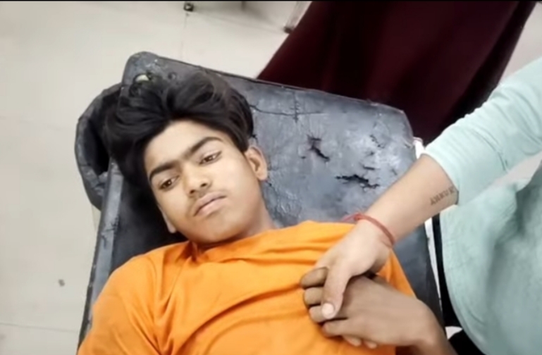 घायल युवक घायल युवक