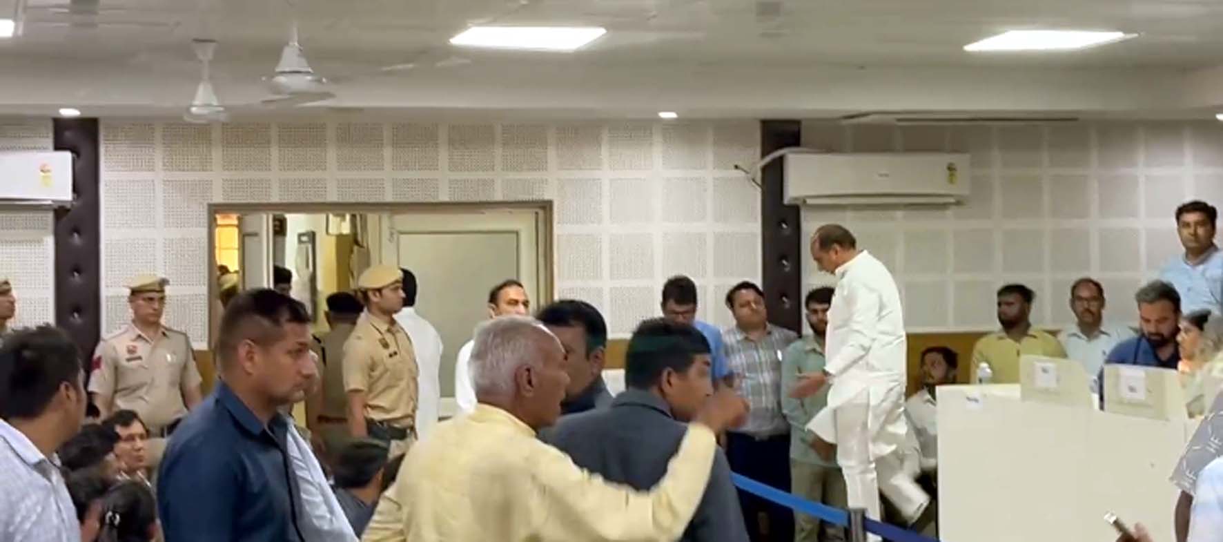 जन परिवाद बैठक से बाहर जाते कांग्रेस विधायक चन्द्रप्रकाश। जन परिवाद बैठक से बाहर जाते कांग्रेस विधायक चन्द्रप्रकाश।