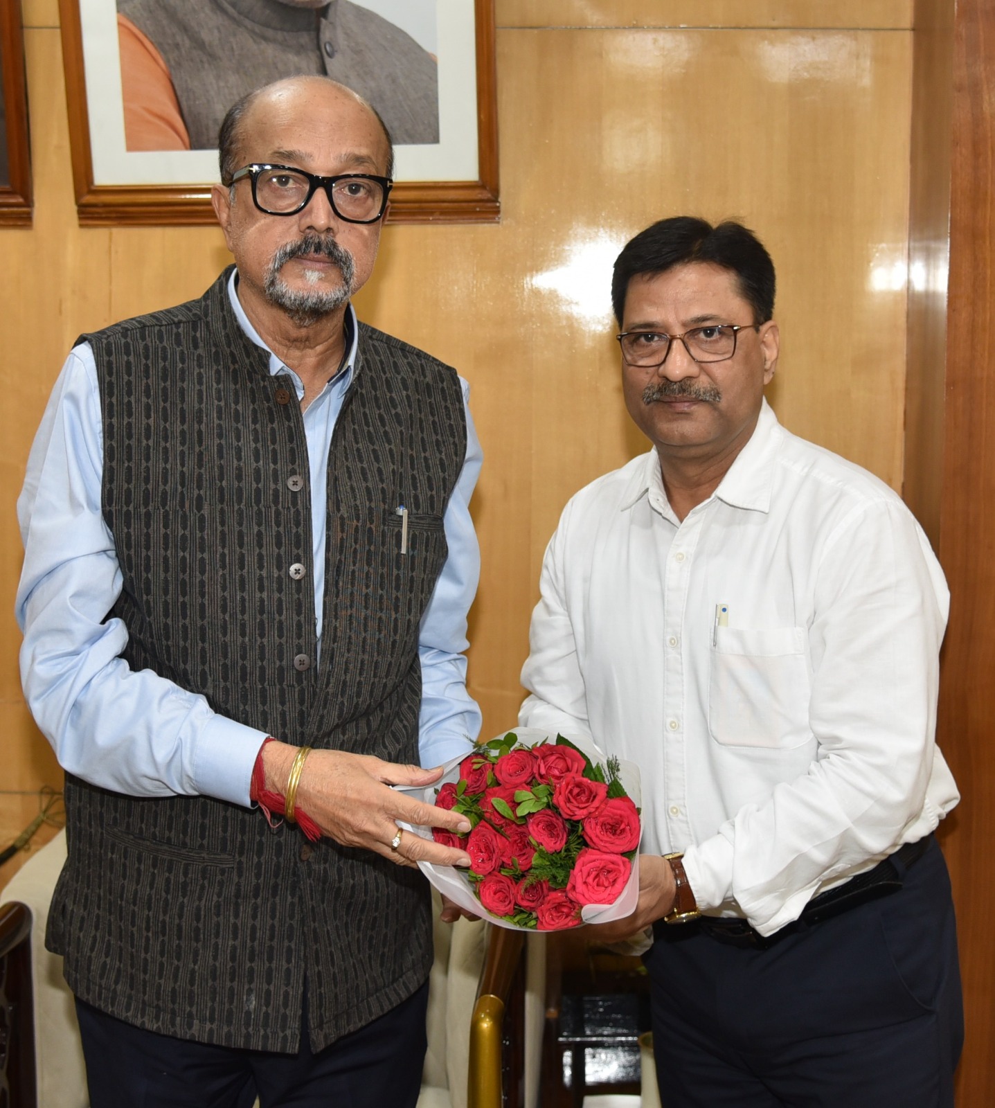 राज्यपाल रमेन डेका से पंडित रविशंकर शुक्ल विश्वविद्यालय रायपुर के कुलपति प्रोफेसर सच्चिदांनद शुक्ला सौजन्य भेंट करते हुए राज्यपाल रमेन डेका से पंडित रविशंकर शुक्ल विश्वविद्यालय रायपुर के कुलपति प्रोफेसर सच्चिदांनद शुक्ला सौजन्य भेंट करते हुए