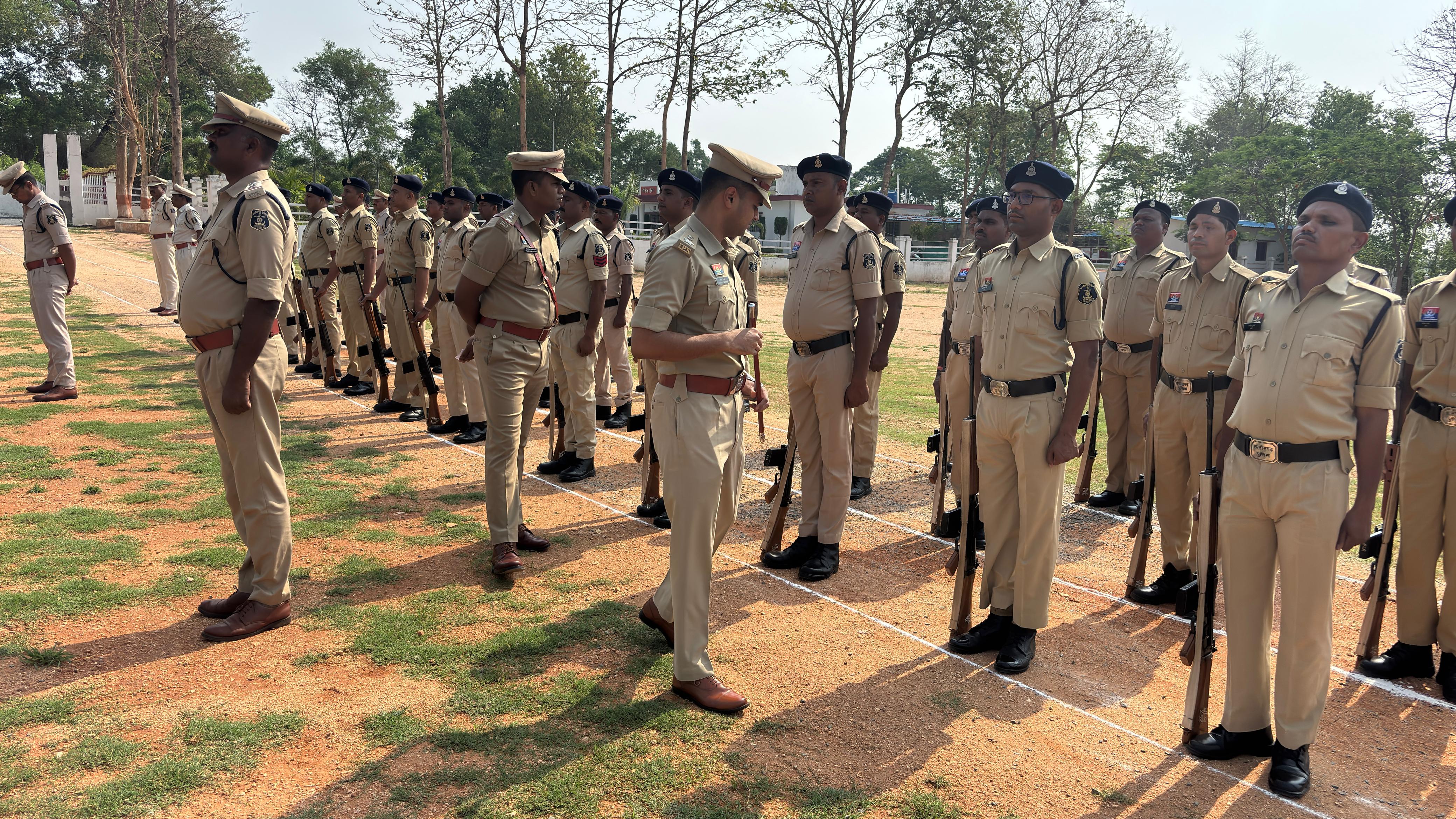 बलरामपुर पुलिस लाइन में जनरल परेड का आयोजन, बेस्ट टर्न आउट वाले चार पुलिसकर्मी सम्मानित बलरामपुर पुलिस लाइन में जनरल परेड का आयोजन, बेस्ट टर्न आउट वाले चार पुलिसकर्मी सम्मानित