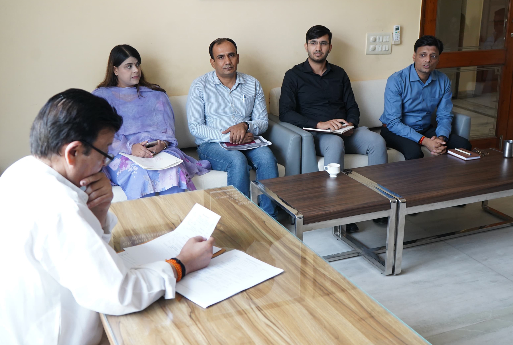 गुरुग्राम को प्लास्टिक प्रदूषण से मुक्त कराने को लेकर बैठक लेते मंत्री राव नरबीर सिंह। गुरुग्राम को प्लास्टिक प्रदूषण से मुक्त कराने को लेकर बैठक लेते मंत्री राव नरबीर सिंह।