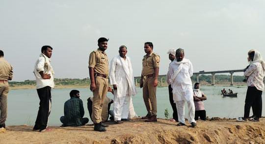 नदी किनारे मौजूद पुलिस