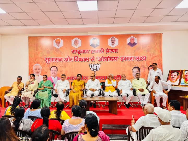 कार्यक्रम में उपस्थित पूर्व कैबिनेट मंत्री कंवर पाल और पूर्व विधायक लतिका शर्मा