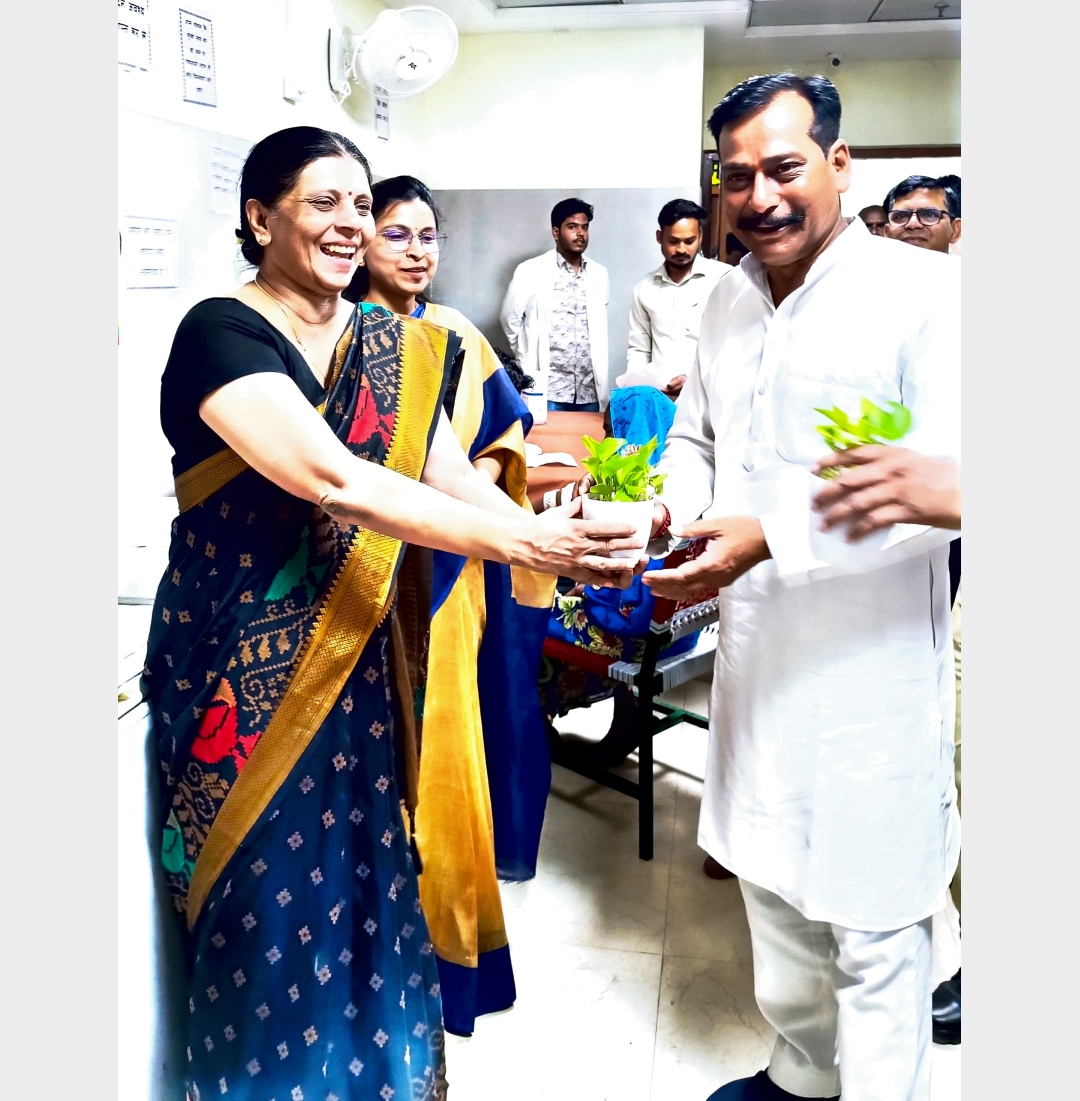साइटोपैथोलॉजी लैब के शुभारंभ पर सदर विधायक योगेश वर्मा को पौधा भेंट करती प्रधानाचार्य डॉ वाणी गुप्ता