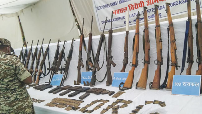 फोटो: गढ़चिरौली में चार माओवादियों की मुठभेड़ में मौत के बाद बरामद हथियार फोटो: गढ़चिरौली में चार माओवादियों की मुठभेड़ में मौत के बाद बरामद हथियार