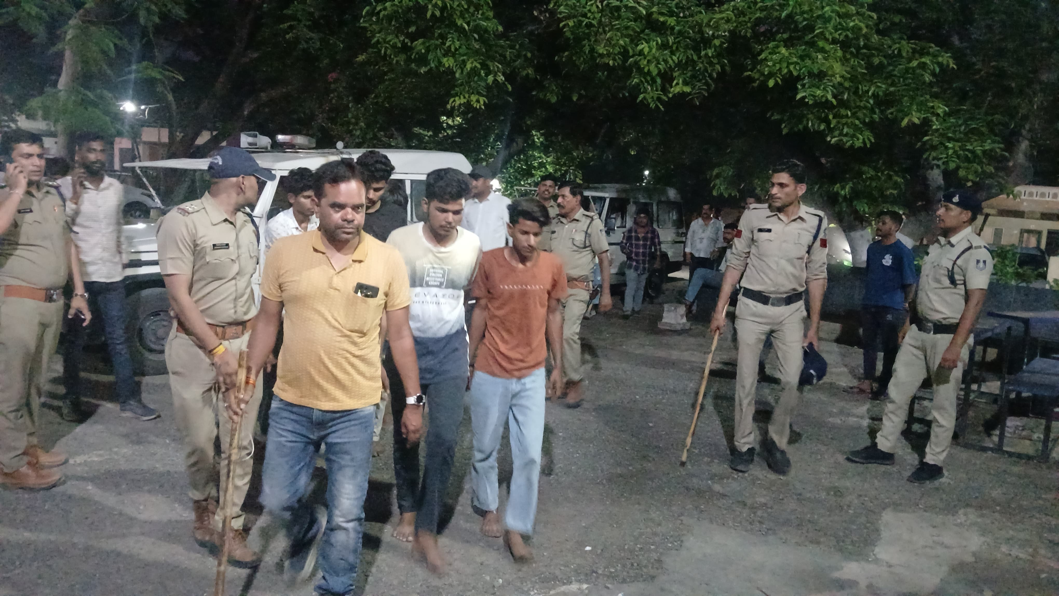 फोटो आरोपी का जुलूस फोटो आरोपी का जुलूस