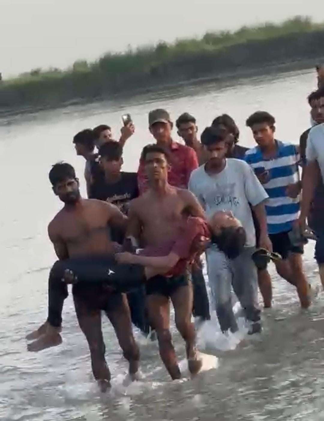 डूबे किशोर को निकालते हुए डूबे किशोर को निकालते हुए
