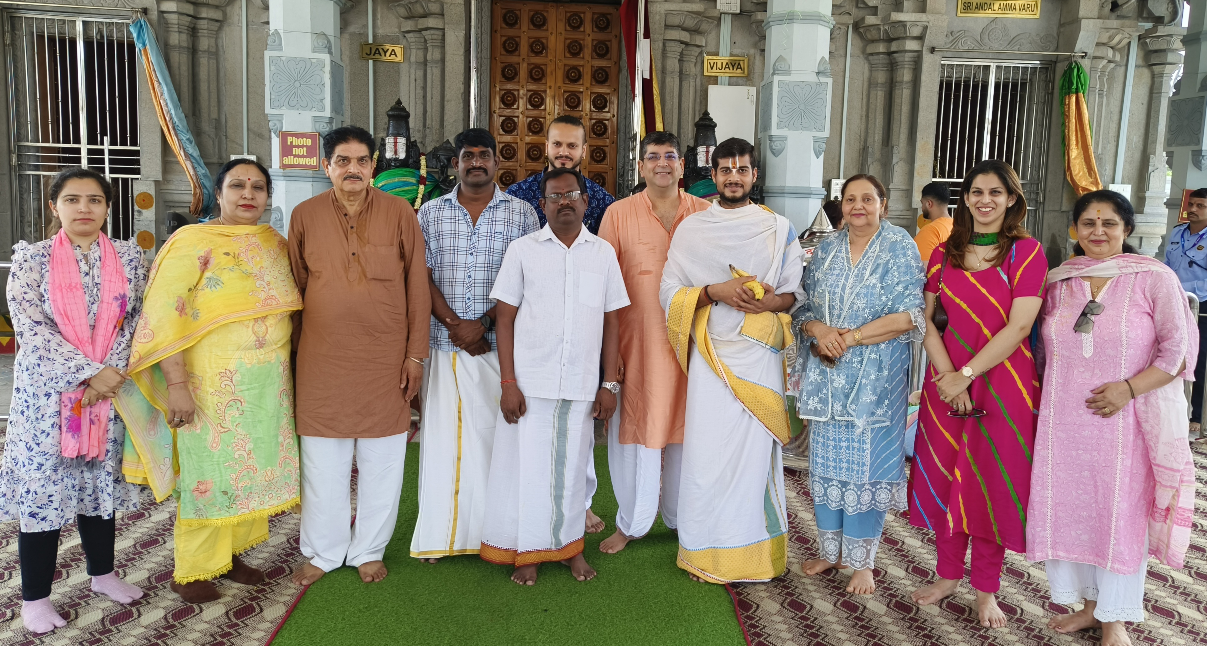 जम्मू के तिरुपति बालाजी मंदिर में विशेष अभिषेक में श्रद्धालुओं ने हिस्सा लिया जम्मू के तिरुपति बालाजी मंदिर में विशेष अभिषेक में श्रद्धालुओं ने हिस्सा लिया