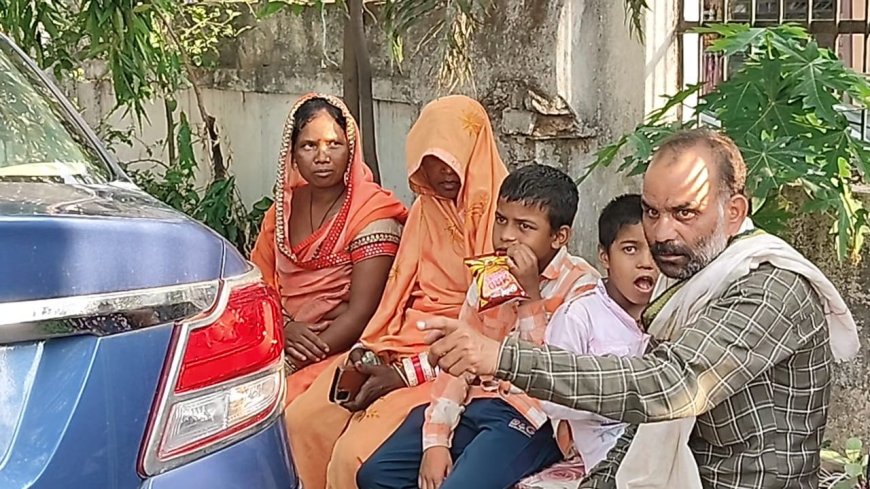 पीड़ित परिवार रिपोर्ट करते हुए पीड़ित परिवार रिपोर्ट करते हुए