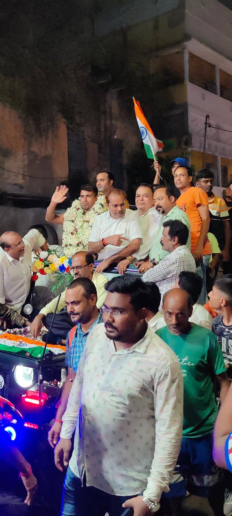 फोटो कैप्शन: खुली जीप पर सवार होकर लोगों का अभिवादन करते पूर्णम कुमार साव, साथ में विजय सागर मिश्रा, अरिंदम गुईन जाहिद हसन खान एवं अन्य फोटो कैप्शन: खुली जीप पर सवार होकर लोगों का अभिवादन करते पूर्णम कुमार साव, साथ में विजय सागर मिश्रा, अरिंदम गुईन जाहिद हसन खान एवं अन्य