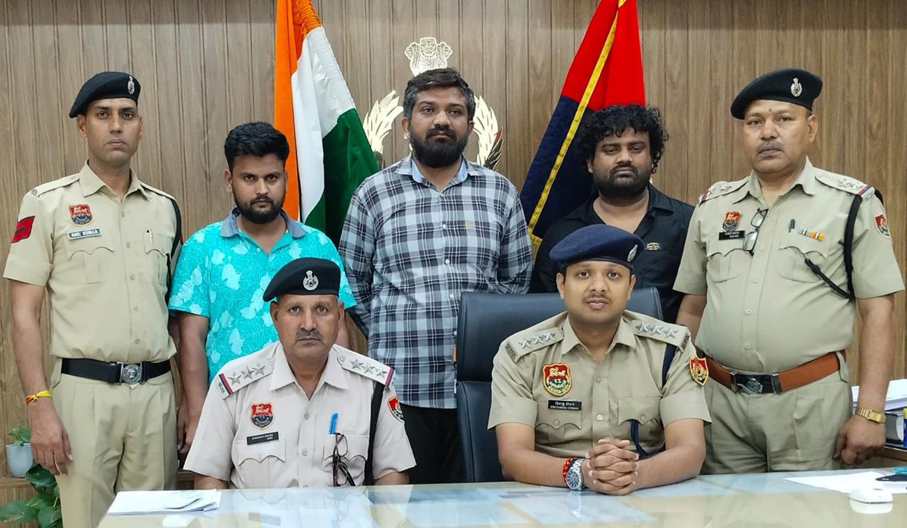 गुरुग्राम पुलिस की गिरफ्त में आरोपी। गुरुग्राम पुलिस की गिरफ्त में आरोपी।
