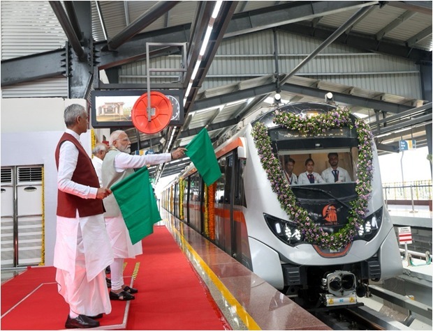 गुजरात में पहली वंदे भारत ट्रेन को प्रधानमंत्री नरेन्द्र मोदी ने दिखाई थी हरी झंडी। गुजरात में पहली वंदे भारत ट्रेन को प्रधानमंत्री नरेन्द्र मोदी ने दिखाई थी हरी झंडी।