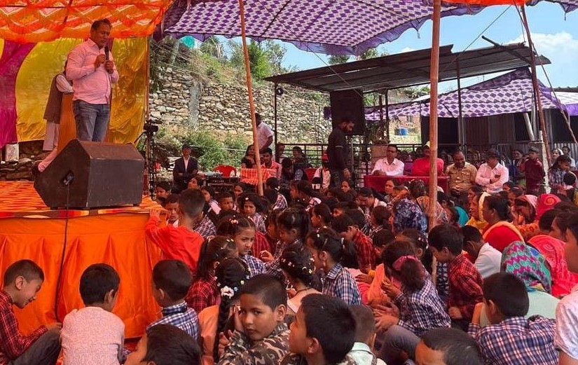 पोखरी एवीएम इंटर कालेज के वार्षिकोत्सव समापन पर बोलते हुए विधायक लखपत बुटोला।