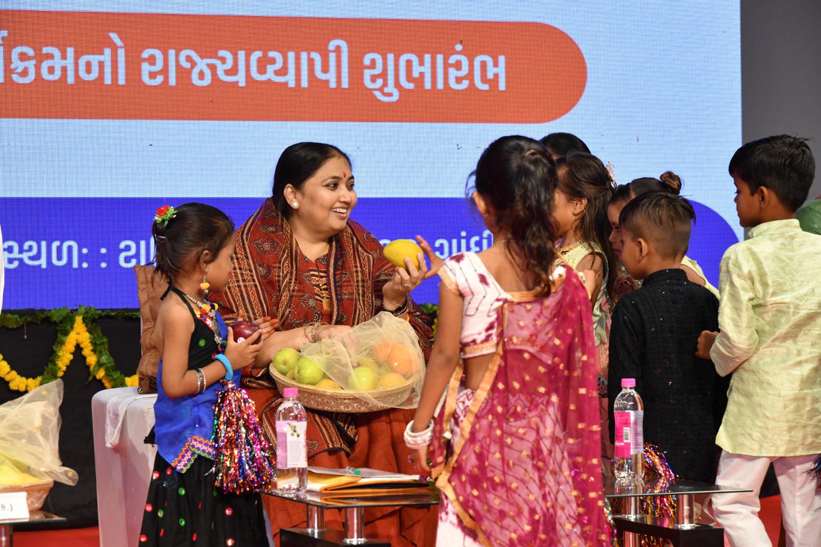 शुक्रवार को गांधीनगर में ‘पोषण संगम कार्यक्रम’ का राज्यव्यापी शुभारंभ के अवसर पर मंत्री भानुबेन बाबरिया।
