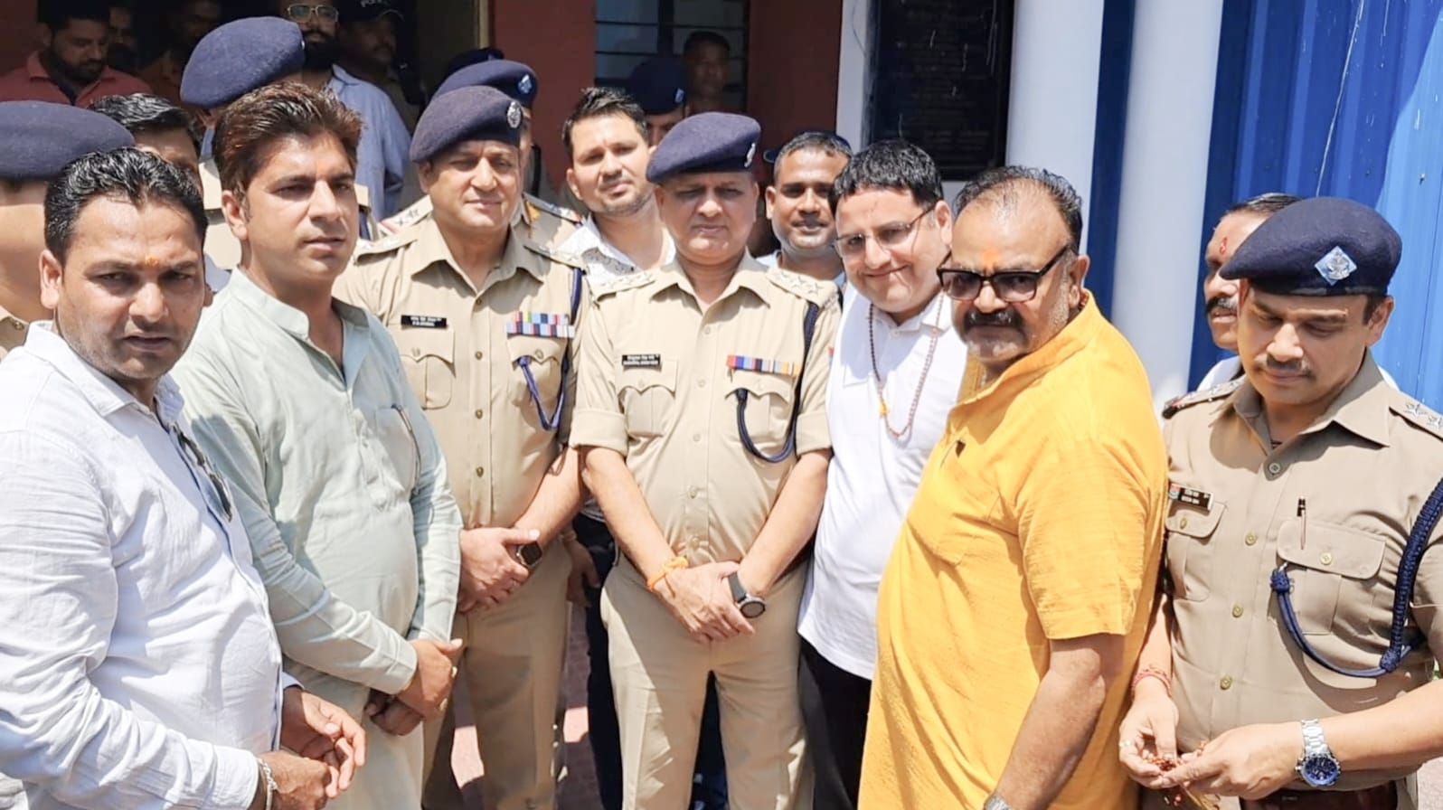 पुलिस टीम को सम्मानित करते पहाड़ अखाड़े के लोग