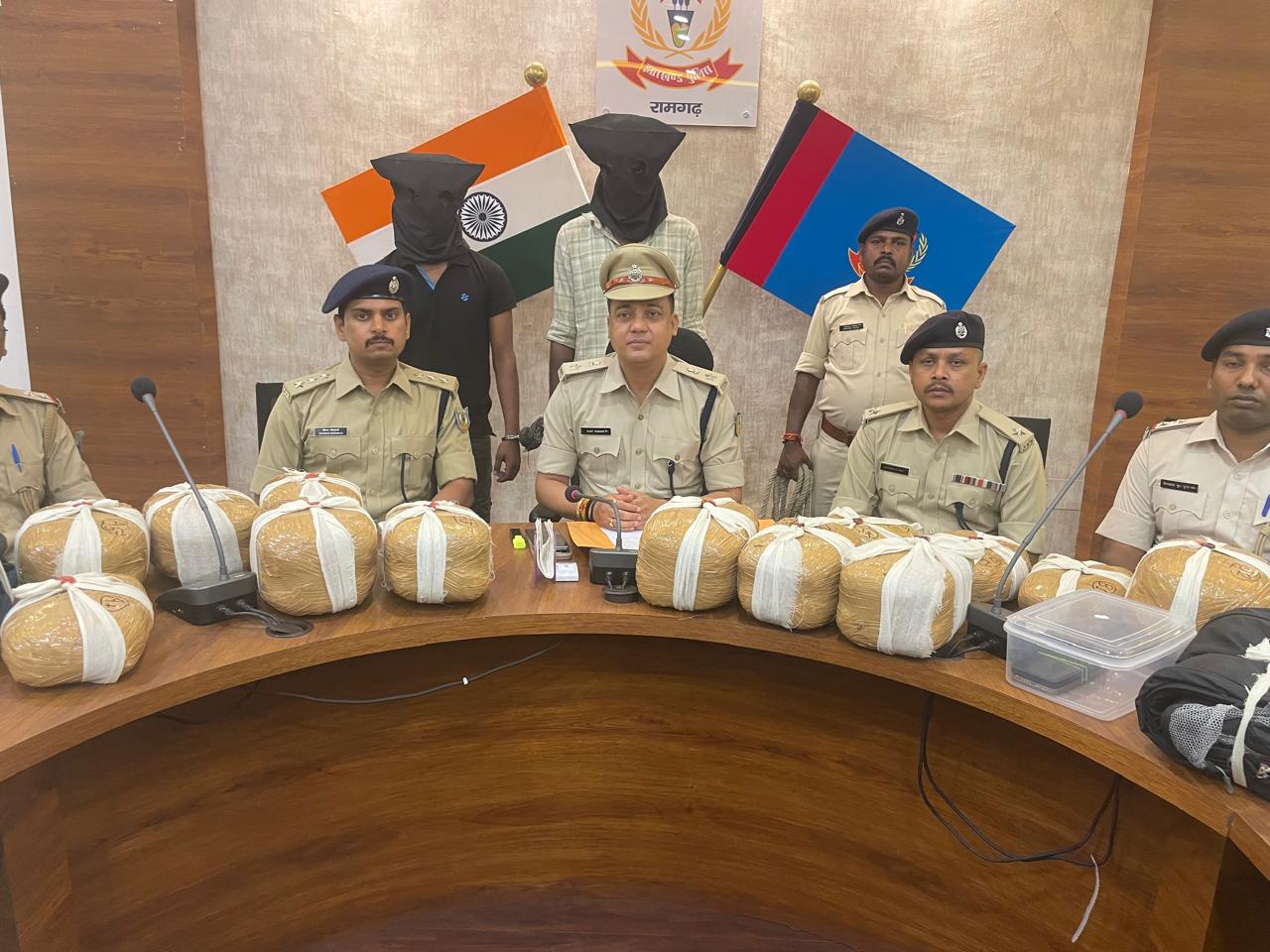 गिरफ्तार अपराधियों के साथ अधिकारी गिरफ्तार अपराधियों के साथ अधिकारी