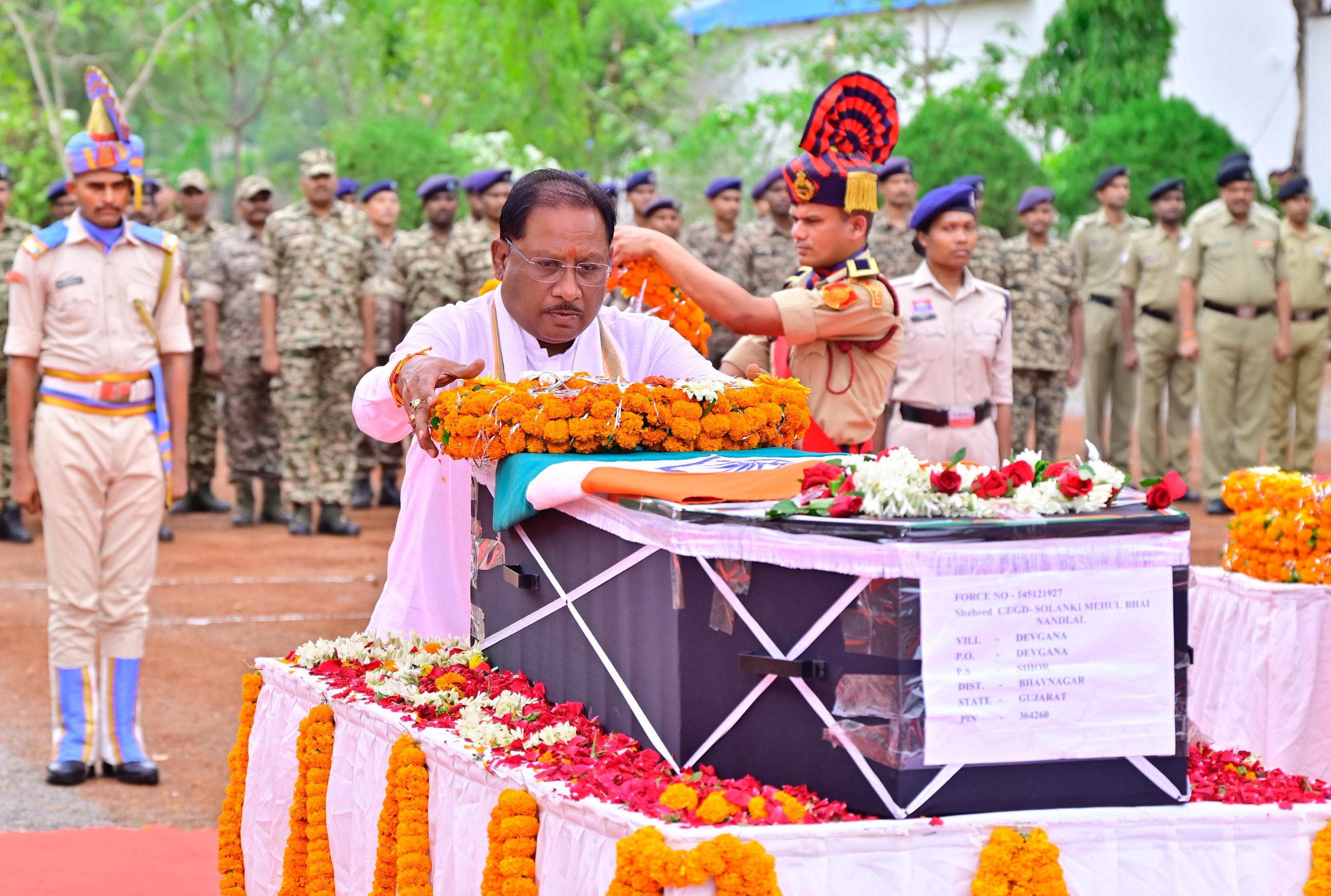 नक्सल मुठभेड़ में बलिदान जवान मेहुल भाई को श्रद्धांजलि देते मुख्यमंत्री विष्णुदेव साय नक्सल मुठभेड़ में बलिदान जवान मेहुल भाई को श्रद्धांजलि देते मुख्यमंत्री विष्णुदेव साय