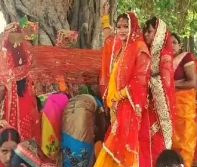 फाइल फोटो ( महिलाएं पूजा करते हुए ) फाइल फोटो ( महिलाएं पूजा करते हुए )