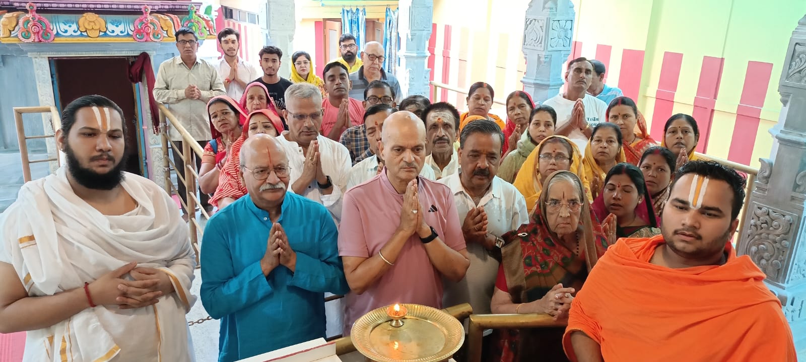 श्री वेंकटेश मंदिर में श्रद्धालुओं की तस्वीर श्री वेंकटेश मंदिर में श्रद्धालुओं की तस्वीर