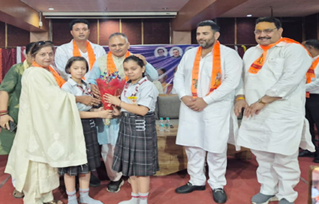 सोनीपत: नगर निगम मेयर राजीव जैन, विधायक निखिल मदान छात्राओं को सम्मानित करते हुए। सोनीपत: नगर निगम मेयर राजीव जैन, विधायक निखिल मदान छात्राओं को सम्मानित करते हुए।