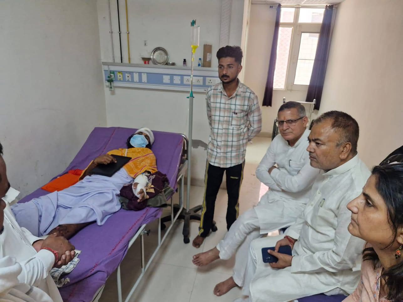 महंत का स्वास्थ्य जानने के लिए पहुंचे पूर्व कैबिनेट मंत्री कंवर पाल महंत का स्वास्थ्य जानने के लिए पहुंचे पूर्व कैबिनेट मंत्री कंवर पाल