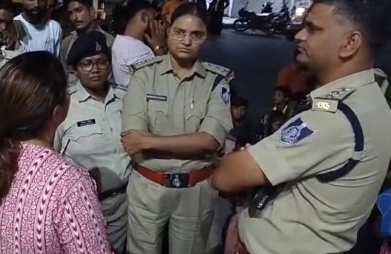 जबलपुर : चर्च के पास्टर पर एफआईआर.. महिलाओं ने घेरा रांझी थाना जबलपुर : चर्च के पास्टर पर एफआईआर.. महिलाओं ने घेरा रांझी थाना