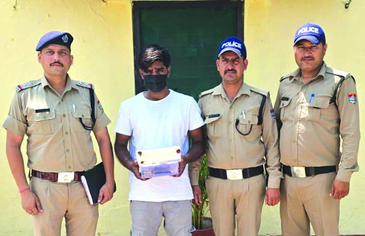 पुलिस गिरफ्त में आरोपित