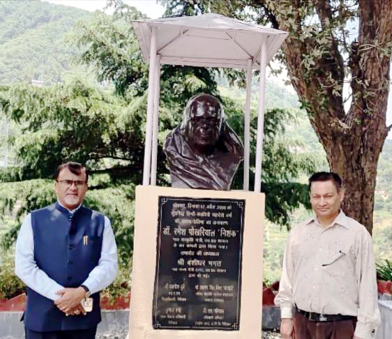 महादेवी वर्मा सृजन पीठ में पीठ के समन्वयक के साथ कुलपति। महादेवी वर्मा सृजन पीठ में पीठ के समन्वयक के साथ कुलपति।