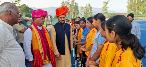 माजरा एस्ट्रोटर्फ मैदान में खिलाडियाें से मिलते अनुराग ठाकुर माजरा एस्ट्रोटर्फ मैदान में खिलाडियाें से मिलते अनुराग ठाकुर