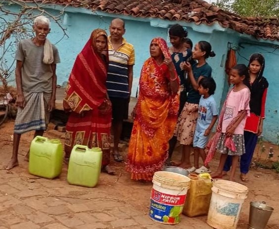 सरसो सेमरी गांव में टैंकर के पानी का इंतजार करते ग्रामीण। सरसो सेमरी गांव में टैंकर के पानी का इंतजार करते ग्रामीण।