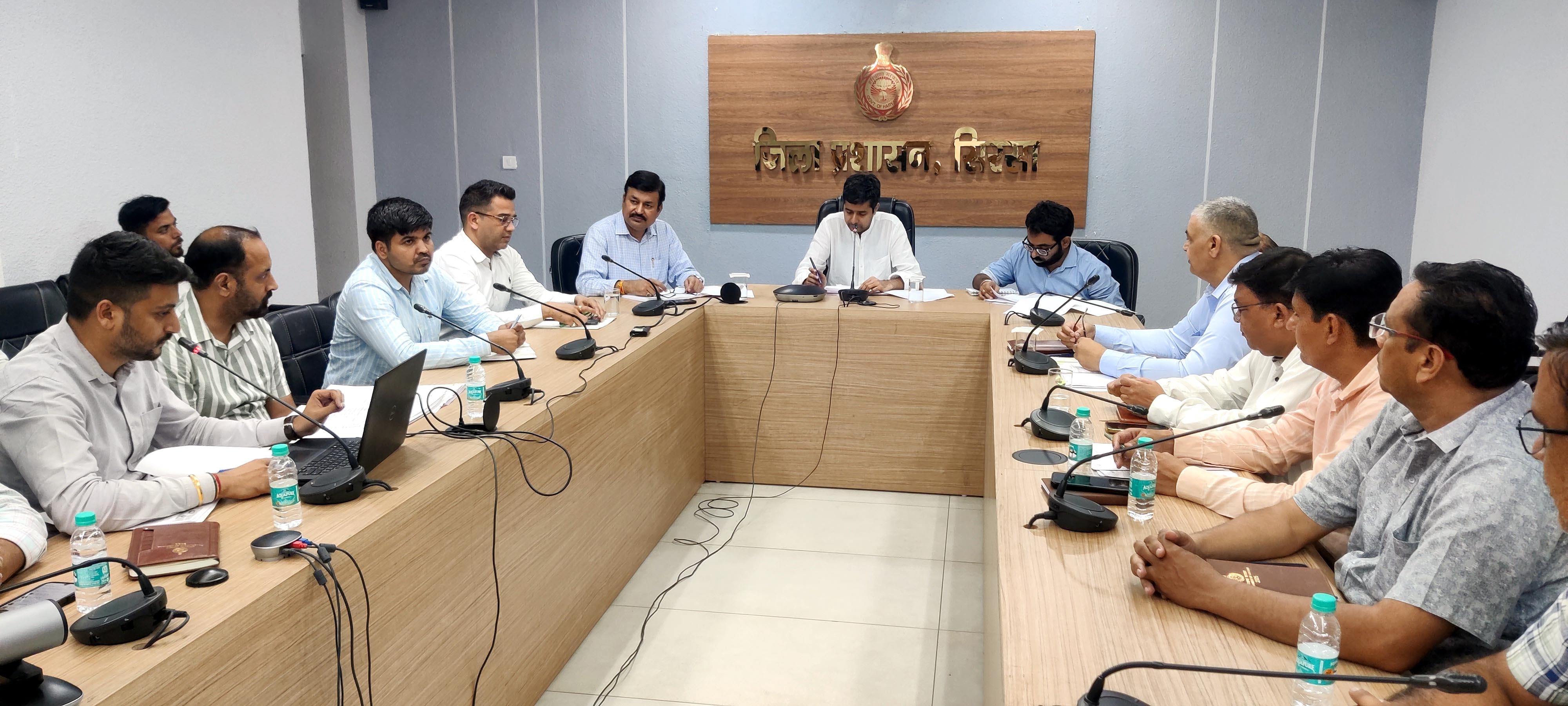 अधिकारियों के साथ बैठक करते उपायुक्त।