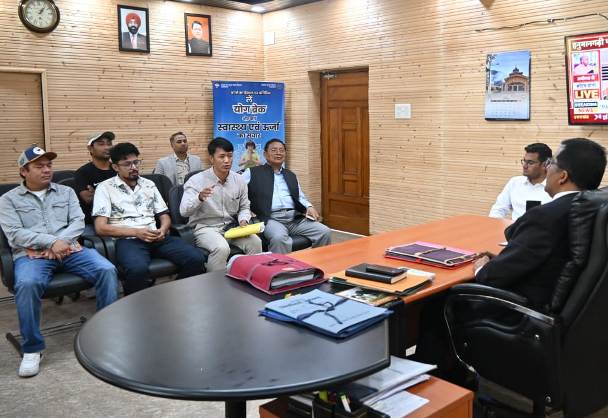 आदि कैलाश यात्रा काे लेकर जिलाधिकारी के साथ बैठक करते ग्रामीण।