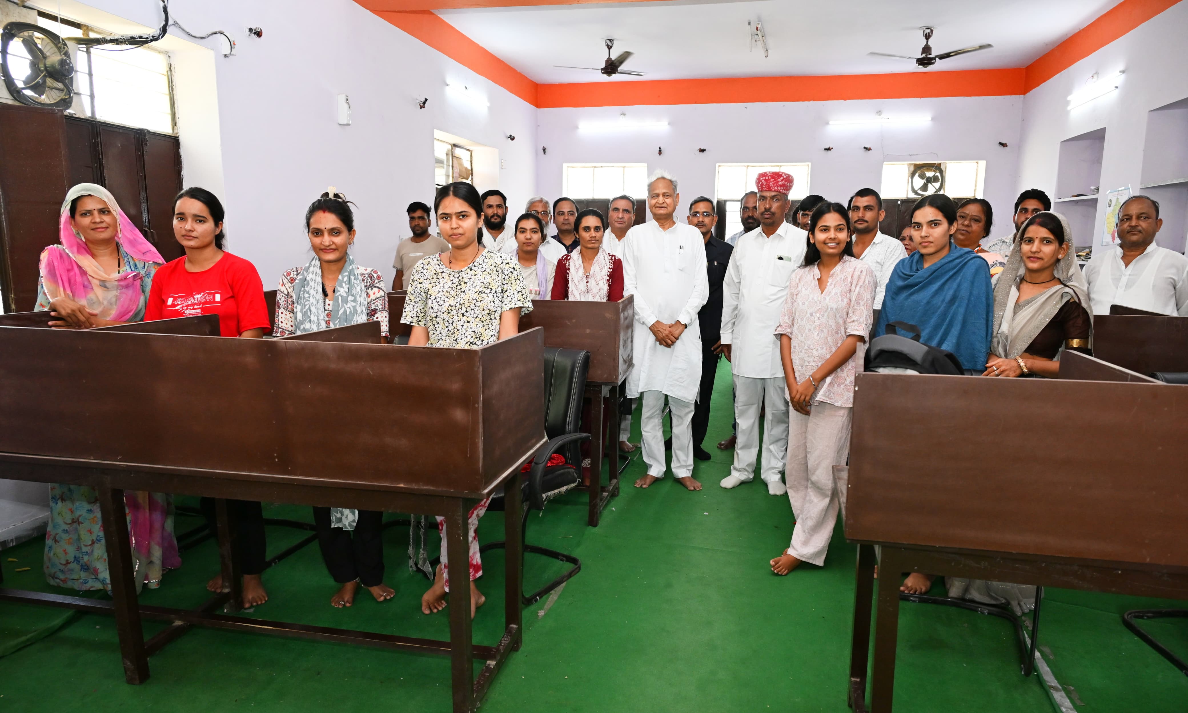 पूर्व मुख्यमंत्री अशोक गहलोत ने देखा तबीजी ग्राम पंचायत भवन, मनरेगा कर्मियों से मिले पूर्व मुख्यमंत्री अशोक गहलोत ने देखा तबीजी ग्राम पंचायत भवन, मनरेगा कर्मियों से मिले