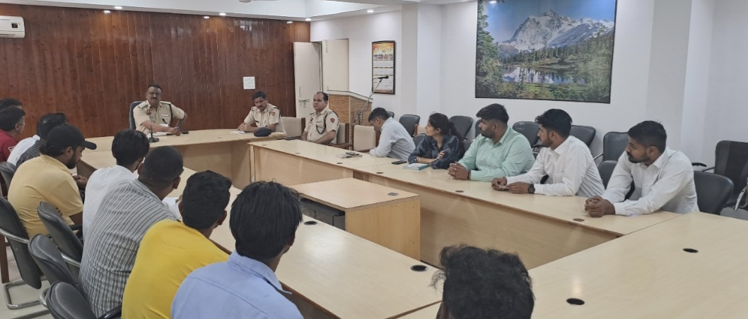 बैठक को संबोधित करते हुए डीएसपी बैठक को संबोधित करते हुए डीएसपी