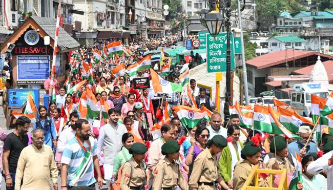 तिरंगा सम्मान यात्रा में मसूरी में जुटी लाेगाें की भीड़। तिरंगा सम्मान यात्रा में मसूरी में जुटी लाेगाें की भीड़।
